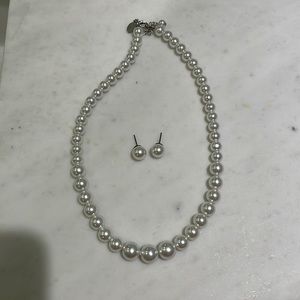 Woman’s necklace set